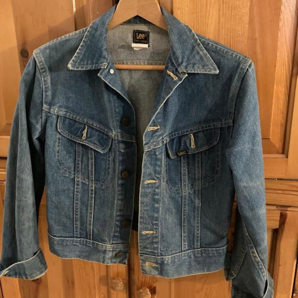 Lee Trucker Denim Jacket Vintage style  #153438  size Ladies small or Boys XL